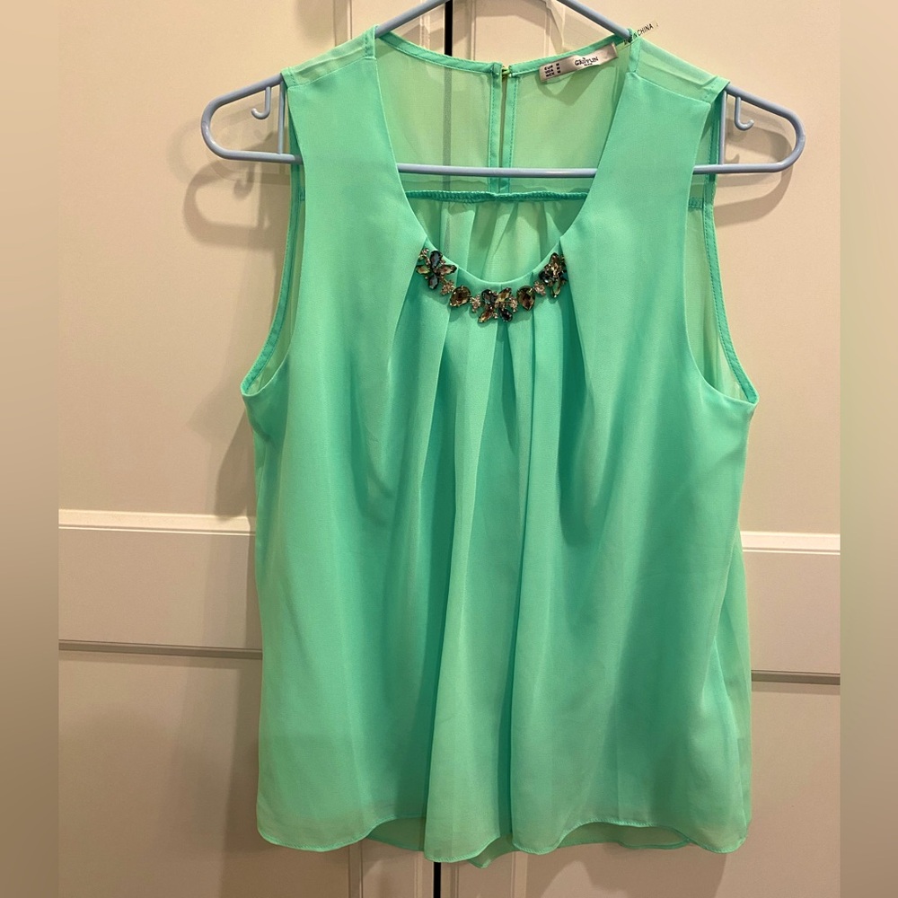 NWOT SIZE MEDIUM FLOWY SLEEVELESS TOP WITH GEM STOMES AT THE SCOOP NECK